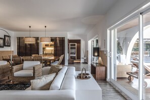 Téléviseur, foyer, lecteur de DVD, chaîne audio