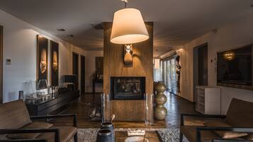 Tv, eldstad, dvd-spelare och en stereo