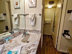 Tina con regadera y toallas 