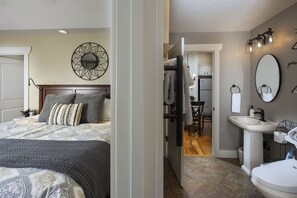 1 bedroom - Aspen Cottage • Private Hot Tub Retreat (Asheville)