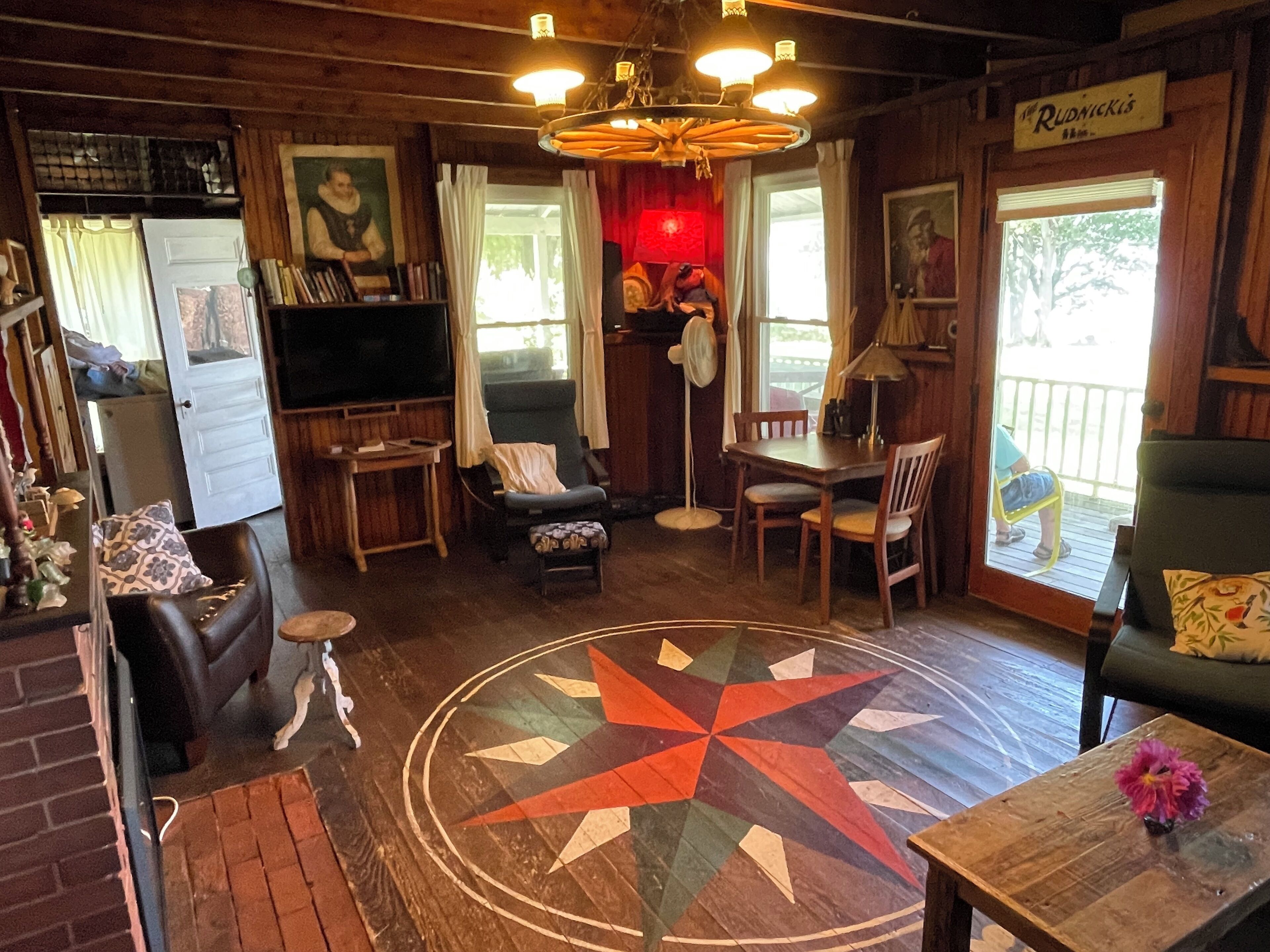 Télévision, lecteur de DVD, livres, vidéothèque