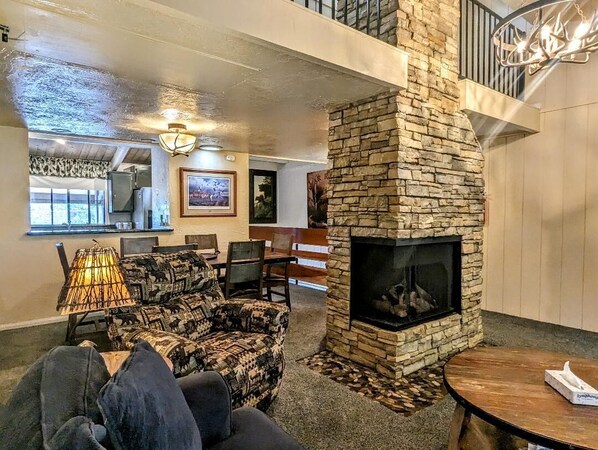 テレビ、暖炉、DVD プレーヤー