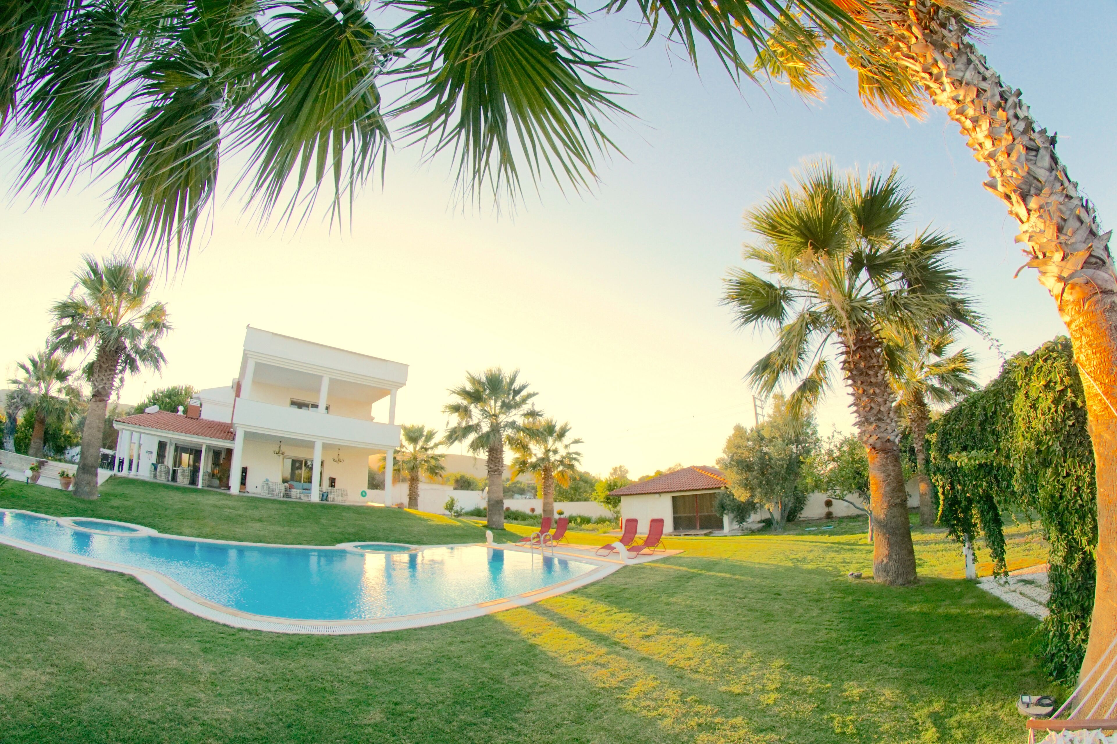 LUXURIOUS DELUXE VILLA with 7 bedrooms, private pool & garden, roof top, ...