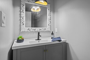 تجهيزات دش، مجففات شعر، مناشف، صابون