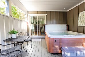 Terrace/patio - Immaculate Cottage with Hot Tub and Fireplace (Asheville)