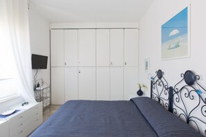 5 bedrooms, iron/ironing board, WiFi, bed sheets