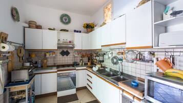 Frigorifero, microonde, forno, piano cottura