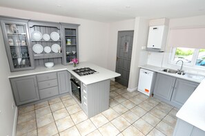 Kühlschrank, Mikrowelle, Ofen, Geschirrspüler