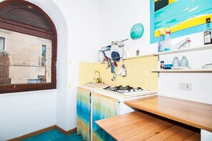 Kjøleskap, kaffetrakter/tekoker, kjøkkenutstyr og spisebord