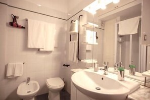 Bathroom - S. Peter's view   secure parking (9A) (Roma)