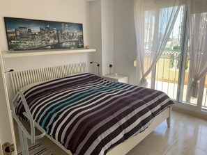 2 slaapkamers, een strijkplank/strijkijzer, reisbedje, gratis wifi