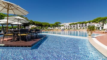 Piscina coperta, piscina all'aperto