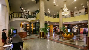A spacious lobby with a reception desk, a staircase, and a chandelier. - Halong Pearl Hotel (Bai Chay)