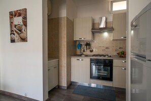 Réfrigérateur, four, plaque de cuisson