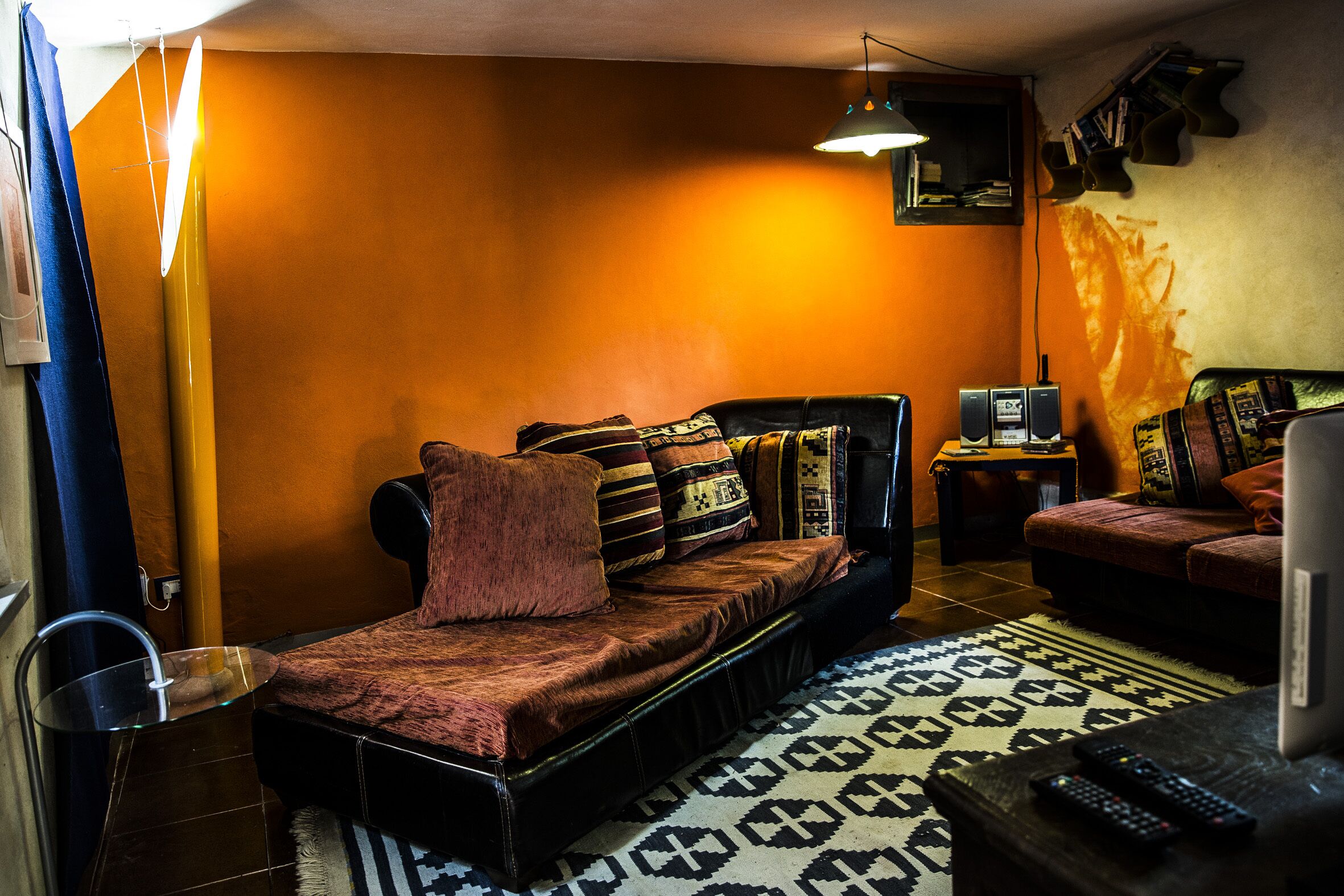 Télévision, lecteur de DVD, livres, chaîne hi-fi