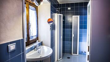 Doccia, bidet, asciugamani, sapone