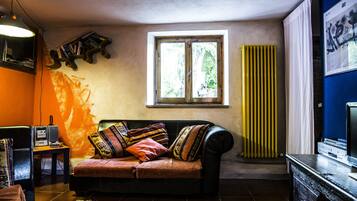 TV, lettore DVD, libri, impianto stereo