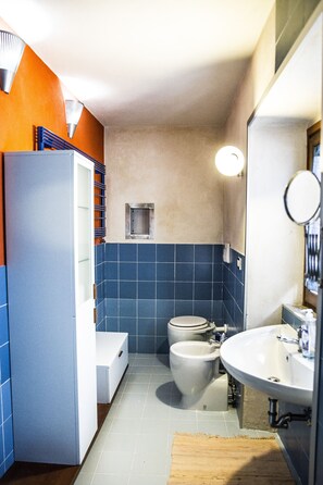 Ducha, bidet, toallas, jabón