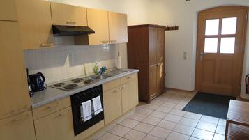 Kühlschrank, Ofen, Herdplatte, Wasserkocher mit Kaffee-/Teezubehör