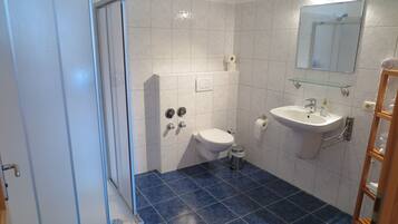 Dusche, Haartrockner, Handtücher, Seife