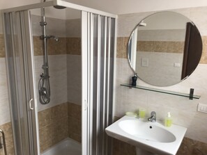 Dusche, Haartrockner, Bidet, Handtücher