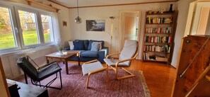 Fernseher, DVD-Player, Bücher, Musikbibliothek