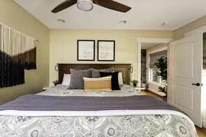 1 bedroom, desk, iron/ironing board, free WiFi - Super Clean Cottage with Private Hot Tub and Fireplace (Asheville)