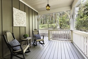 Terrace/patio - Super Clean Cottage with Private Hot Tub and Fireplace (Asheville)