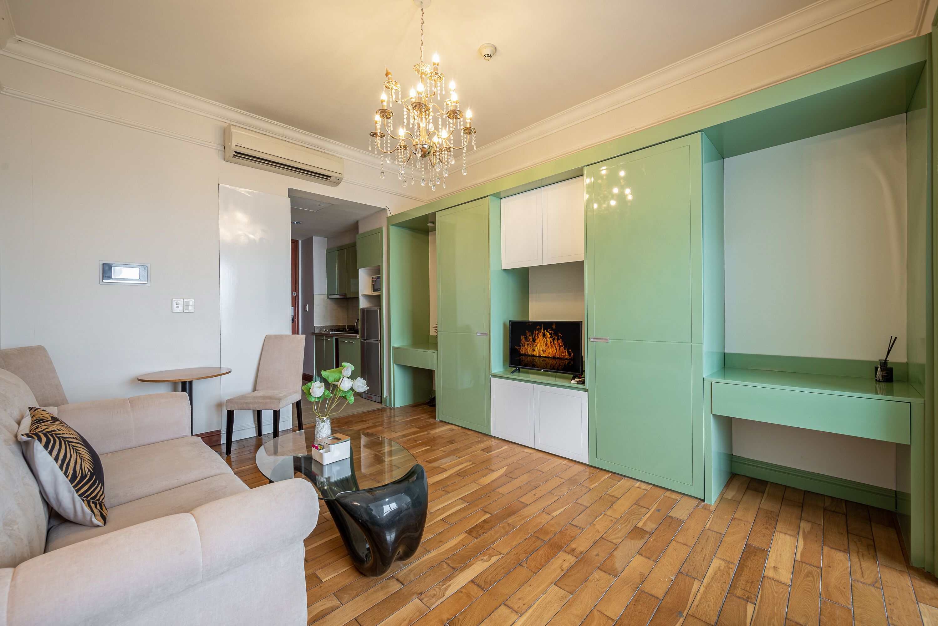 Una sala moderna con sofá, mesa de centro y chimenea.