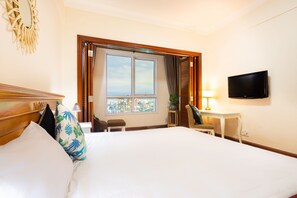 特色家居、办公桌、笔记本电脑工作区、遮光窗帘