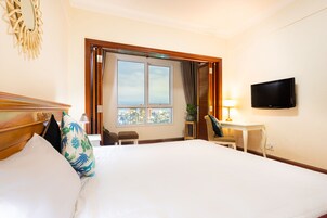 Egyedi berendezés, íróasztal és laptophoz jól használható munkafelület