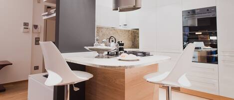 Een koelkast, een microgolfoven, een oven, een kookplaat