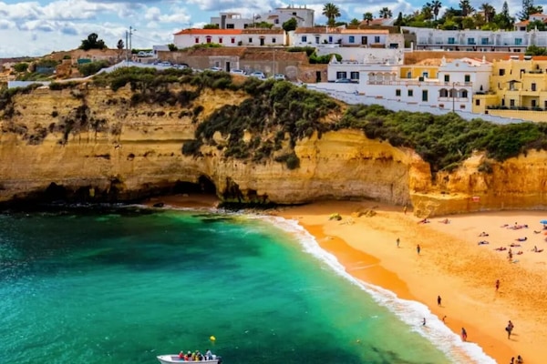 Accommodatie ligt op het strand, ligstoelen, strandlakens