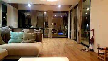 Smart TV, DVD player, mesa de pingue-pongue, videoteca