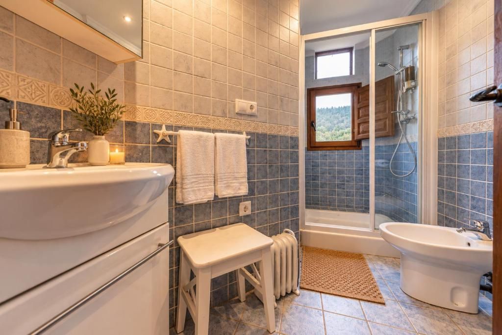 Une salle de bain équipée d’un lavabo, d’un bidet et d’une douche.