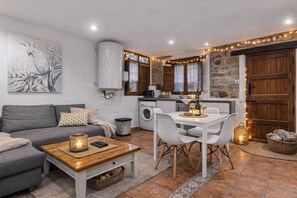 Fernseher, Kamin, Bücher