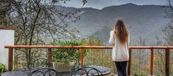 Jacuzzi en dormitorio con vistas a las montañas, barbacoa y chimenea