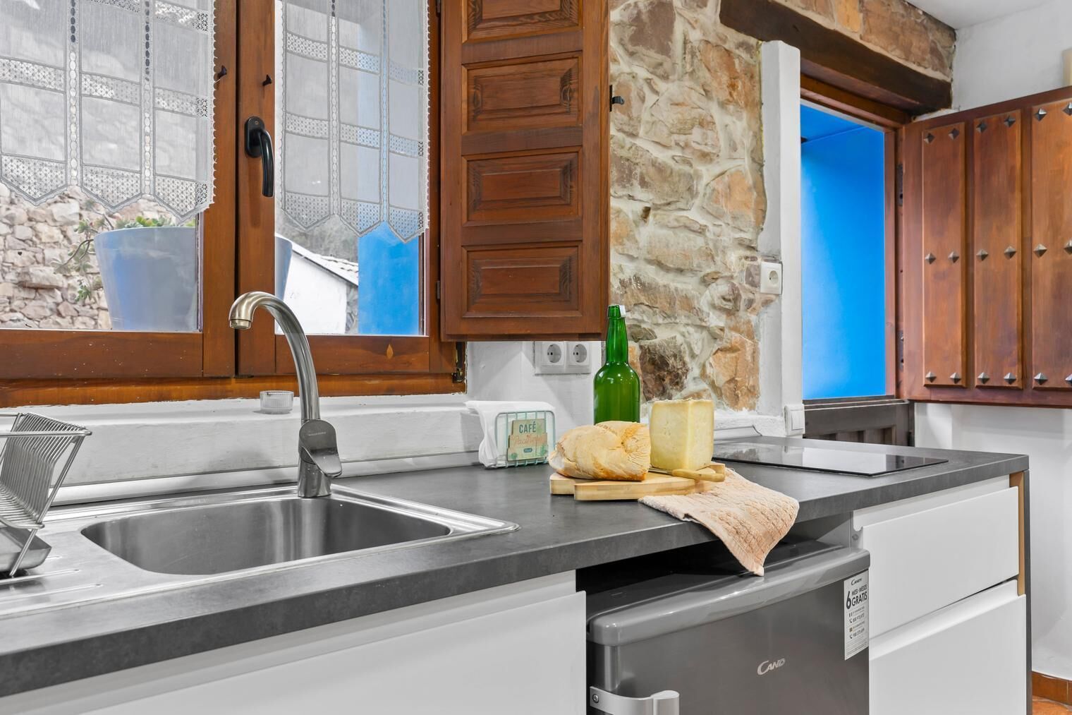 Réfrigérateur, micro-ondes, plaque de cuisson, cafetière/bouilloire