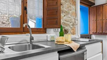 Réfrigérateur, micro-ondes, plaque de cuisson, cafetière/bouilloire