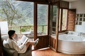 Interior - Romantic getaway with jacuzzi, fireplace and mountain views (Teverga)