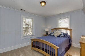 2 bedrooms, iron/ironing board, internet