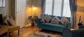 Delightful seaside cottage, central, quiet with free parking. Sleeps 5.
