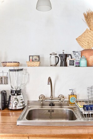 Kühlschrank, Herdplatte, Wasserkocher mit Kaffee-/Teezubehör