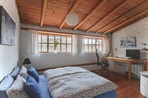 1 chambre, coffre-fort, bureau, fer et planche à repasser