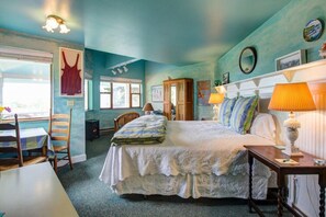 7 bedrooms, desk, iron/ironing board, WiFi - It's Another Beautiful Day At Cabernet Cottage in Langley, On Whidbey Island (Langley)