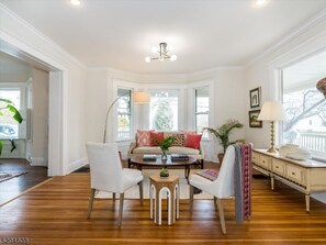 Smart TV, lareira, videogames, livros