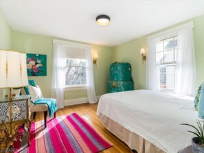 6 bedrooms, desk, iron/ironing board, travel crib