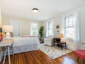 6 bedrooms, desk, iron/ironing board, travel crib