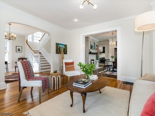 Beautiful Downtown Montclair Victorian 12 miles/35 minutes from Manhattan.