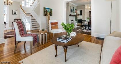 Beautiful Downtown Montclair Victorian 12 miles/35 minutes from Manhattan.